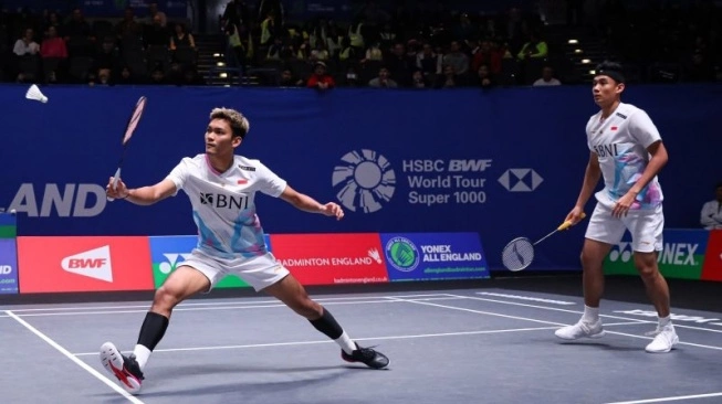 Ganda putra Indonesia Bagas Maulana/Muhammad Shohibul Fikri saat berlaga di babak 32 besar All England Open 2024 di Birmingham, Inggris, Selasa (12/3/2024) (sumber: suara.com)