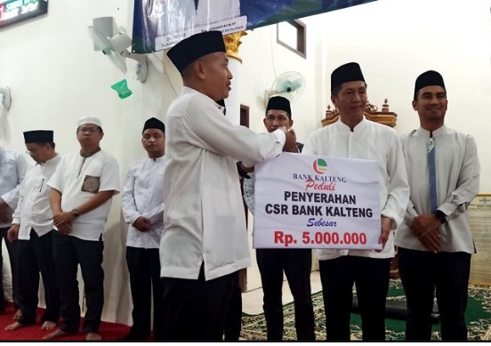Pj Bupati Barito Utara Drs Muhlis saat penyerahan bantuan di Kecamatan Teweh Baru. Foto:Delia/1tulah.com

