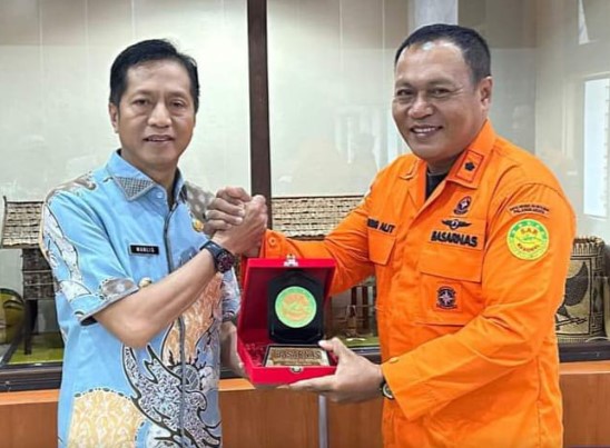 Penjabat Bupati Drs. Muhlis didampingi Kalak BPBD Barito Utara dan jajaran menerima audiensi dari Basarnas Palangka Raya, Jumat (22/3/2024).Foto:Delia/1tulah.com