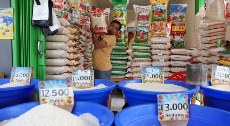  Seorang pedagang menata karung beras di kiosnya di sebuah pasar tradisional di Bekasi, pinggiran Jakarta, 1 Maret 2024. (REUTERS/Ajeng Dinar Ulfiana)