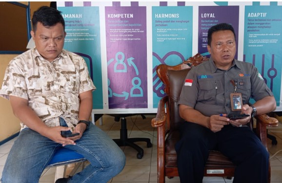 Sutaryo, Kepala Perum Kantor Cabang Bulog Buntok (kanan) didampingi stafnya saat diwawancarai wartawan di kantornya, Rabu (6/3/2024). Foto. Alifansyah/1tulah.com