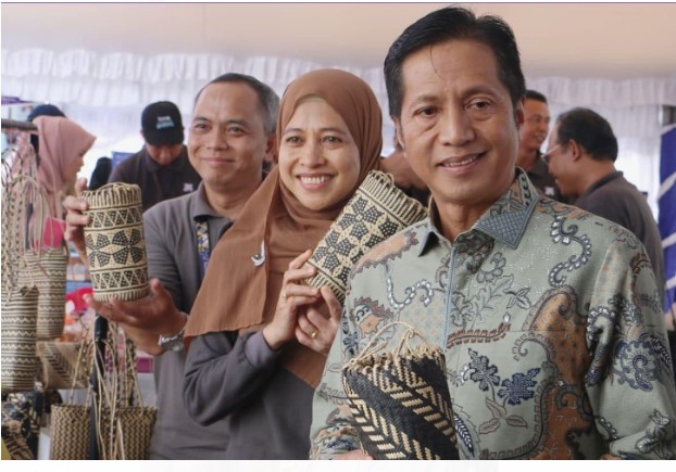 Penjabat Bupati Barito Utara, Drs. Muhlis secara resmi membuka Festival Keuangan Barito (FKB) yang diselenggarakan oleh instansi Pelayan Pajak Pramata Muara Teweh yang bertempat di gedung Barakati Muara Teweh, Sabtu (2/3/2024). Foto:Delia/1tulah.com