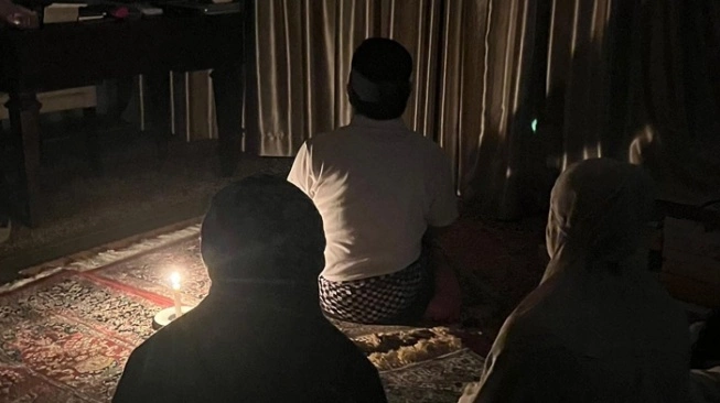 Muhaimin Iskandar atau Cak Imin salat gelap-gelapan pakai lilin di malam Ramadan.  (sumber: suara.com)