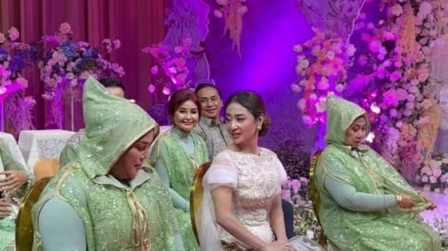 prosesi lamaran Dewi Perssik dan Rully (sumber: suara.com)