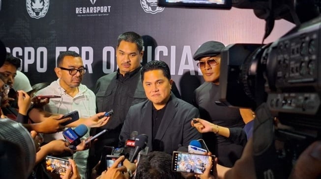 Ketua Umum Persatuan Sepak Bola Seluruh Indonesia (PSSI) Erick Thohir seusai acara peluncuran jersey timnas Indonesia di Jakarta, Senin (18/03/2024).  (sumber: suara.com)