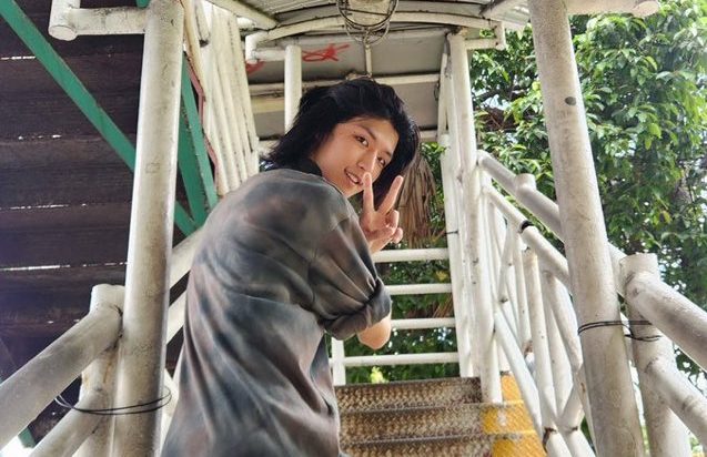 Junhan XDINARY HEROES befoto di jembatan penyebrangan Indonesia. (foto: Junhan XDINARY HEROES)