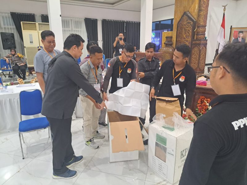 PPK Kecamatan Lahei disaksikan Bawaslu dan komisionir KPU Barito Utara dan saksi saat melakukan penghitungan ulang suara usai rapat Pleno, Kamis (29/02/2024) tengah malam.Foto.Adam/1tulah.com