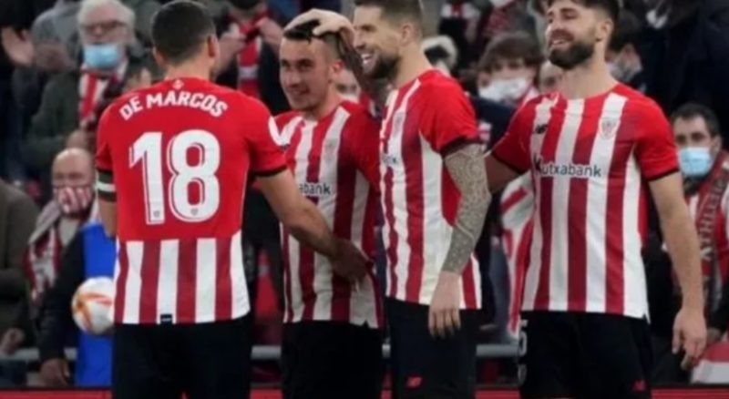 Selebrasi pemain Athletic Bilbao setelah Alex Berenguer mencetak gol dalam pertandingan perempat final Piala Raja kontra Real Madrid di San Mames pada 4 Februari 2022. [Dok.Antara]