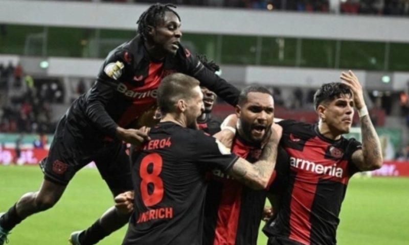 Bek Bayer Leverkusen asal Jerman #04 Jonathan Tah (kedua kanan) merayakan gol kemenangan 3-2 bersama rekan satu timnya pada pertandingan sepak bola perempat final Piala Jerman (DFB Pokal) antara Bayer 04 Leverkusen dan VfB Stuttgart di Leverkusen, Jerman bagian barat, Selasa (6/2/2024). ANTARA/AFP/Roberto Pfeil/am.