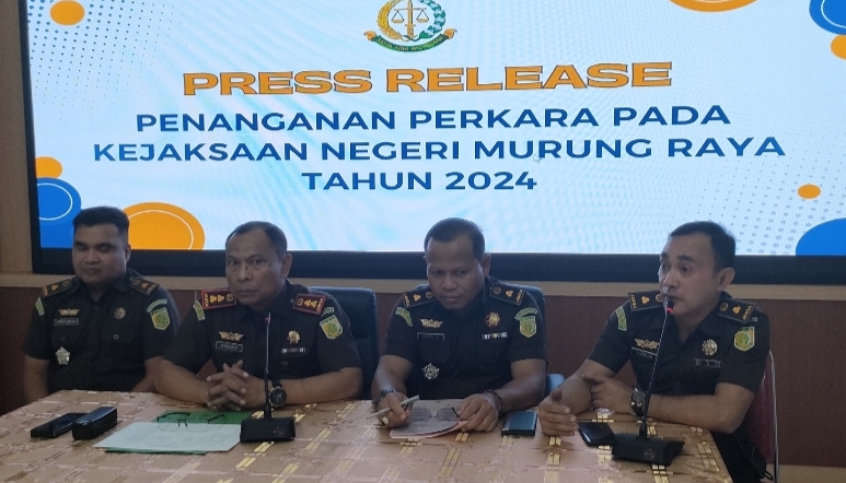 Kejari Mura saat press liris dugaan kasus korupsi hibah sapi dan Dana BOK, Senin (3/2). (foto :1tulah.com)