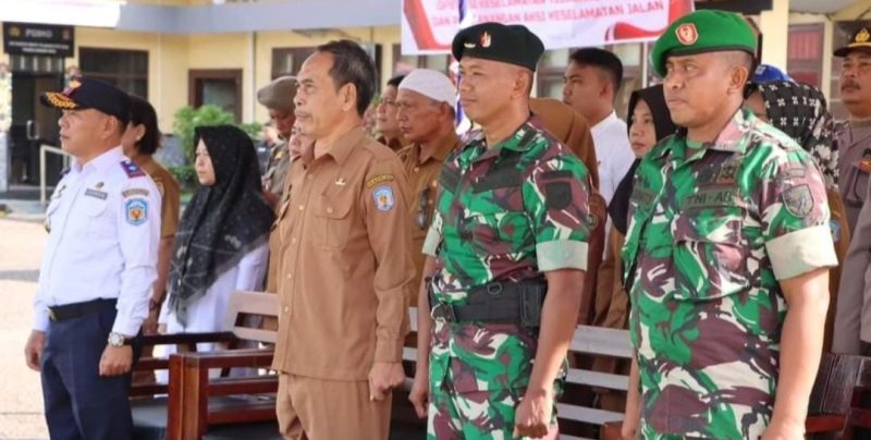 Asisten I Sekda Mura Serampang ikuti saat mengikuti apel gelarPasukan Ops keselamatan telabang, Senin (4/3/2024). (foto :1tulah.com)