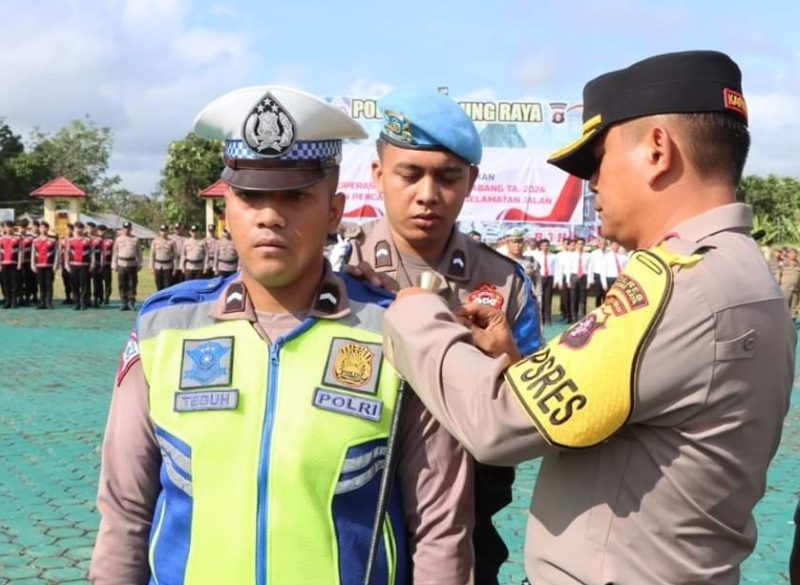 Kapolres Mura memasang pira tandas dimulai operasi keselamatan Telabang 2024, Senin (4/2/2024). (foto :1tulah.com)