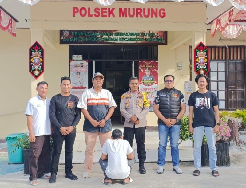 Paman pelaku pencabulan terhadap ponakan saat hendak di bawa ke Muara Teweh dari Polsek Murung, Selasa (5/4/2024). (Foto ,:1tulah.com)