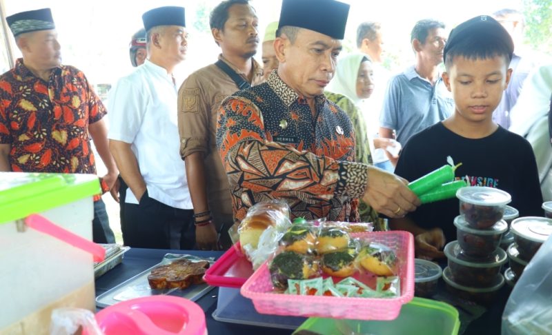 Pj Bupati Hermon saat meninjau Pasar Ramadan 1445 H