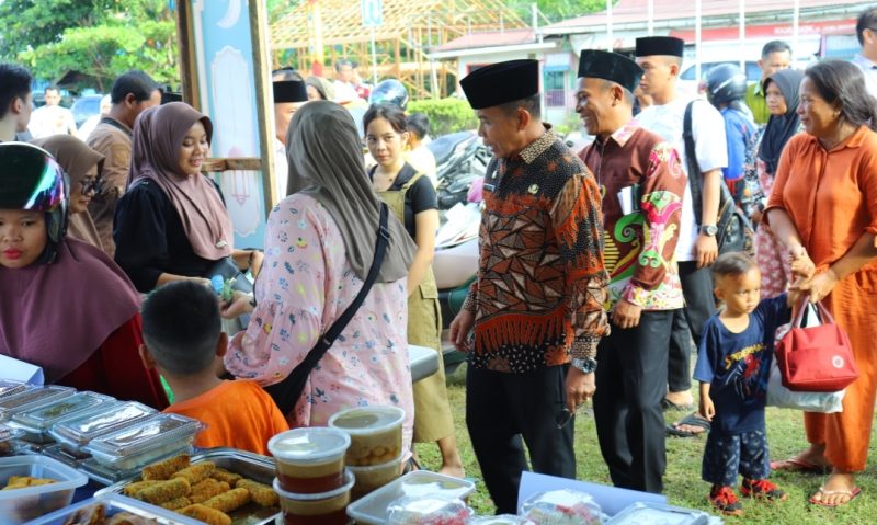 Warga serbu pasar ramadan usai dibuka Pj bupati