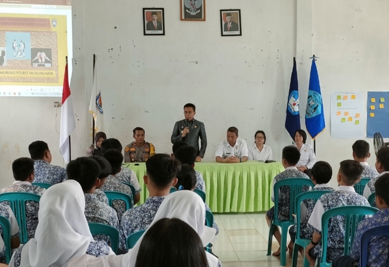 Pj Bupati Hermon saat memberi motivasi pelajar SMPN-1 Murung, Rabu (20/3/2024).