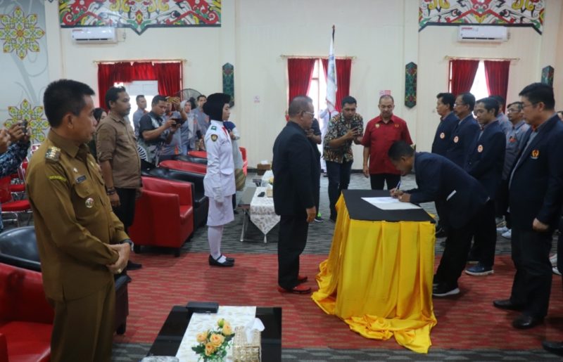 Pj Bupati Mura Hermon saat menghadiri pelantikan Pengurus KONI Murung Raya