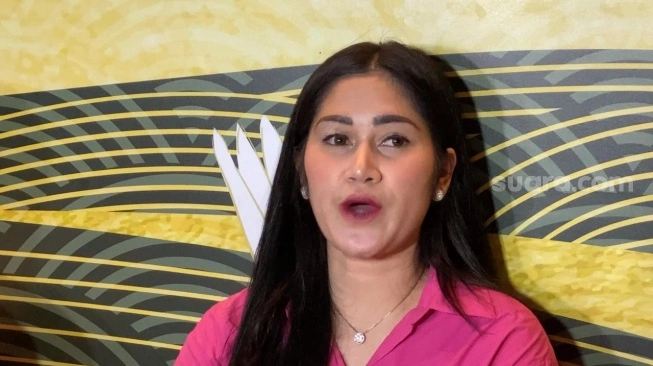 Icha Annisa Faradila saat menggelar konferensi pers terkait tudingan dirinya menyantet Stevie Agnecya di kawasan Pondok Labu, Jakarta Selatan, Jumat (29/3/2024) (sumber: suara.com)