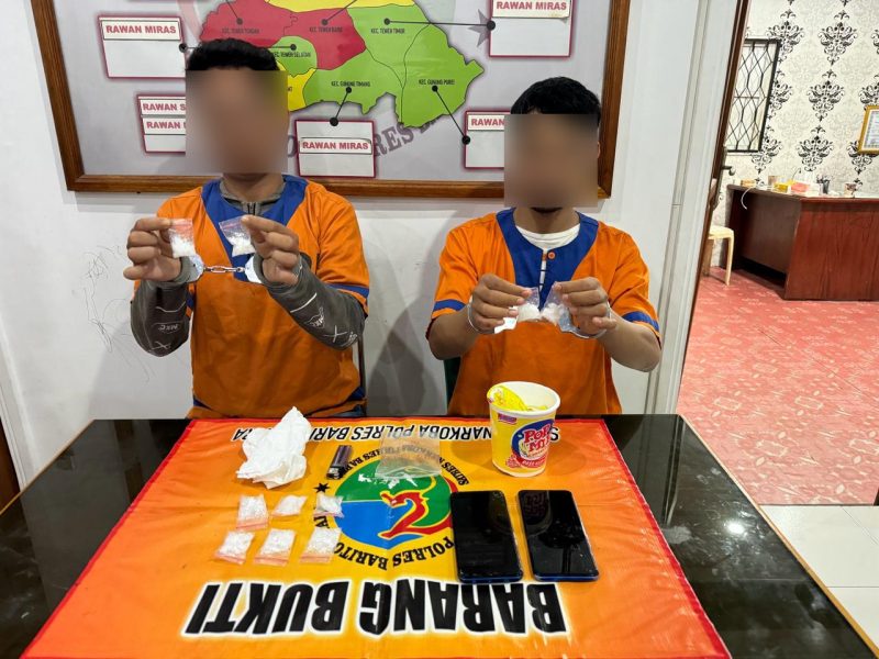 Kedua pelaku saat diamankan polisi, Selasa(19/03/2024). Foto.deni 