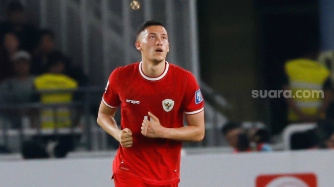 Pemain Timnas Indonesia, Jay Idzes saat pertandingan melawan Vietnam pada matchday ketiga Grup F putaran kedua Kualifikasi Piala Dunia 2026 zona Asia di Stadion Utama Gelora Bung Karno (SUGBK), Jakarta, Kamis (21/3/2024) (sumber: suara.com)