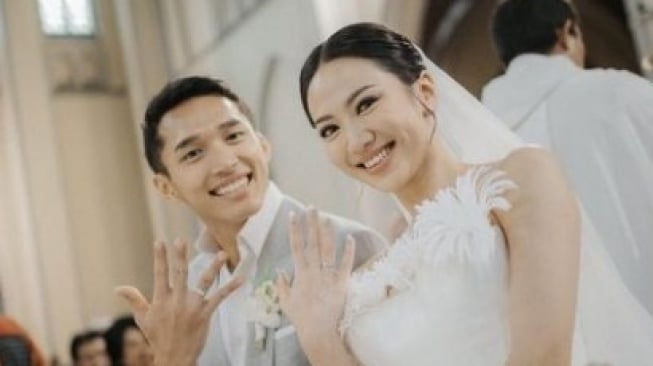 Potret Jonathan Christie dan Shania Junianatha alias Shanju eks JKT48 (sumber: suara.com)
