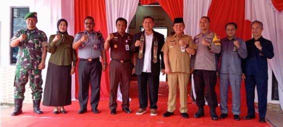 Kepala Kejati Kalteng, Dr. Undang Mogupal (tengah) didampingi Kepala Kejari Barsel, Yusuf Somalung (tengah kiri) dan Pj. Bupati, H. Deddy Winarwan (tengah kanan) saat berfoto bersama unsur pimpinan DPRD serta unsur Forkopimda setempat usai acara penyambutan selesai, bertempat di halaman Kantor Kejari Barsel, Selasa (5/3/2024). 
Foto. Alifansyah/1tulah.com
