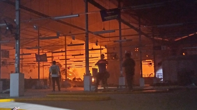 Sebuah gudang milik Lazada di Jalan Pesing Poglar, Jakarta Barat ludes terbakar, Kamis (21/3/2024) malam (sumber: suara.com)