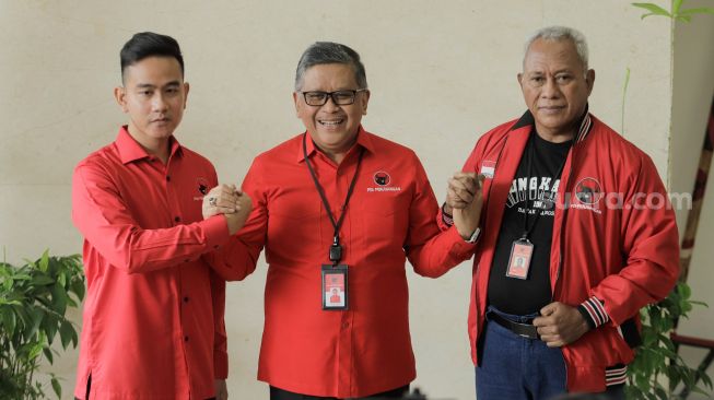 Gibran Rakabuming Raka (kiri) bersama dengan Sekjen DPP PDIP Hasto Kristiyanto (tengah) dan Ketua Bidang Kehormatan PDIP Komarudin Watubun (kanan) saat berkunjung ke Kantor DPP PDIP di Jakarta Pusat, Senin (22/5/2023) (sumber: suara.com)