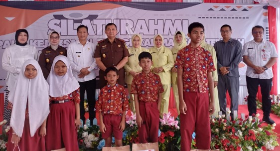 Pj. Bupati Barito Utara Drs.Muhlis menyambut kunjungan kerja Kepala Kejaksaan Tinggi Provinsi Kalimantan Tengah Dr. Undang Mugopal, SH. M.Hum  beserta rombongan, Rabu (6/3/2024). Foto:Delia/1tulah.com