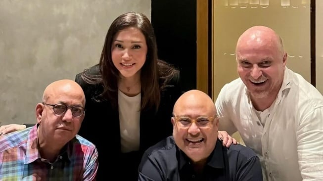 Maia Estianty dan Irwan Mussry buka puasa bersama dengan kerabat  (sumber: suara.com)