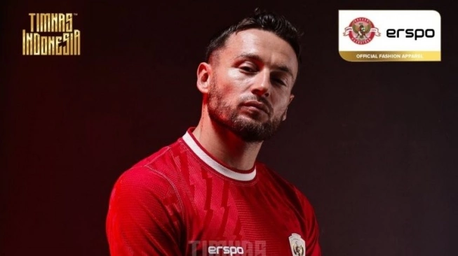 Pemain timnas Indonesia Marc Klok saat merepresentasikan jersei, Senin (18/03/2024). (sumber: suara.com)