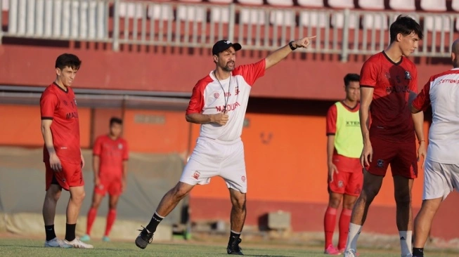 Pelatih Madura United Mauricio Souza memberikan instruksi saat latihan (sumber: suara.com)