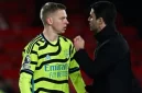 Manajer Arsenal, Mikel Arteta (kanan) berbincang dengan Oleksandr Zinchenko usai laga Liga Inggris kontra Nottingham Forest di Stadion City Ground, Rabu (31/1/2024) dini hari WIB (sumber: suara.com)