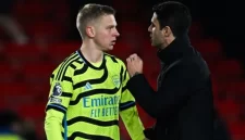 Manajer Arsenal, Mikel Arteta (kanan) berbincang dengan Oleksandr Zinchenko usai laga Liga Inggris kontra Nottingham Forest di Stadion City Ground, Rabu (31/1/2024) dini hari WIB (sumber: suara.com)