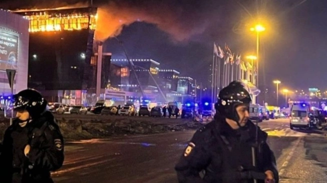 Pasukan keamanan berjaga di dekat Crocus City Hall, Krasnogorsk, Rusia, menyusul serangan kelompok bersenjata ke gedung tersebut, Jumat (22/3/2024) waktu setempat (sumber: suara.com)