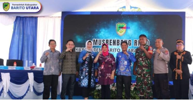 Musyawarah Perencanaan Pembangunan (Musrenbang) Rencana Kerja Pemerintah Daerah (RKPD)   Kecamatan Teweh Baru dibuka secara resmi oleh Staf Ahli Bupati Bidang Pemerintah  drg. Dwi Agus Setijowati, Kamis (29/2/2024).Foto:Delia/1tulah.com

