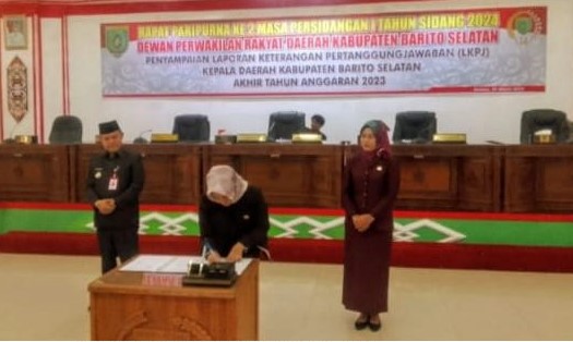 Wakil Ketua I DPRD, Nyimas Artika (tengah, saat menandatangani LKPJ tahun anggaran 2023) didampingi Wakil Ketua II, Hj. Enung Irawati (kanan) bersama Pj. Bupati Barsel, H. Deddy Winarwan (kiri), pada sidang paripurna, Selasa (26/3/2024). Foto. Alifansyah/1tulah.com