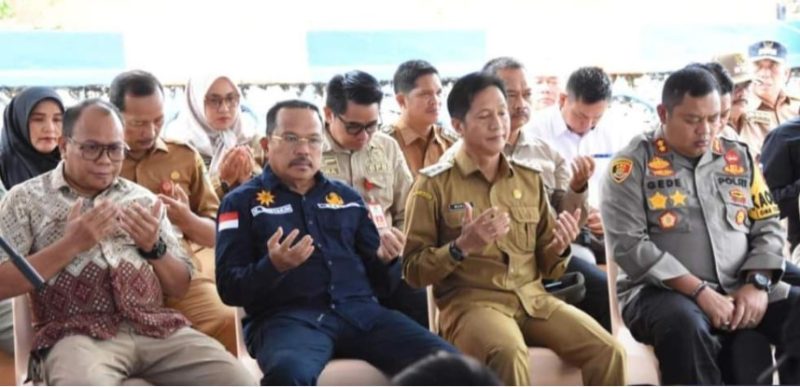 Pj. Bupati Barito Utara Drs. Muhlis mendampingi Sekda Pemprov Kalteng Drs H. Nuryakin yang hadir di lokasi pasar penyeimbang, Selasa (19/3/2024). Foto:Delia/1tulah.com