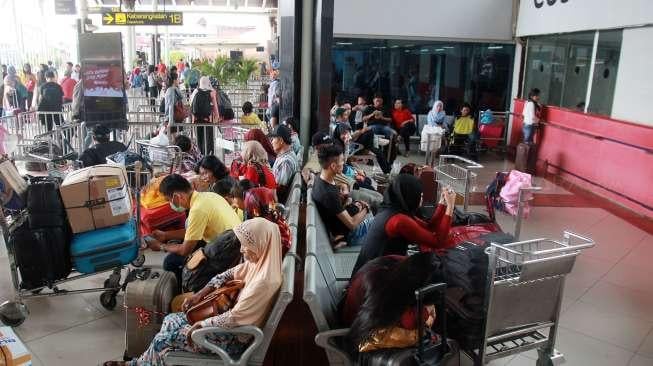 Sejumlah pemudik memadati pintu Keberangkatan di Terminal 1 C, Bandara Internasional Soekarno-Hatta, Tangerang, Banten. (sumber: suara.com)