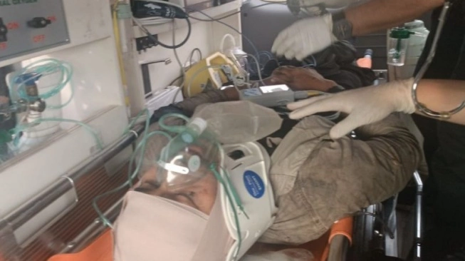 Kondisi pilot pesawat PK-SNE Smart Aviation Capt. M Yusuf (29) yang selamat berhasil dievakuasi saat menuju Rumah Sakit Umum Daerah (RSUD) dr. Jusuf SK Tarakan, Minggu (10/3). (sumber: suara.com)