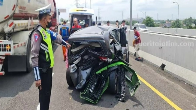 Kecelakaan antara Porche 91 Carere S dengan Grand Livina terjadi pada Minggu (17/3/2024) (sumber: suara.com)