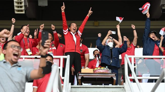 Presiden Joko Widodo atau Jokowi menyaksikan Piala AFF 2022 yang mempertemukan Timnas Indonesia melawan Thailand di Stadion Utama Gelora Bung Karno, Jakarta, Kamis (29/12/2022) (sumber: suara.com)