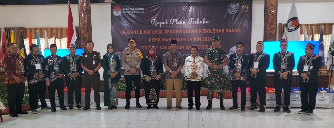 
Ketua KPU Barsel, Roslina didmpingi jajaran (tengah) dan Asisten II, Rahmat Nuryadin bersama unsur Forkopimda saat berfoto bersama usai pembukaan rapat pelno terbuka rekapitulasi, Kamis (29/2/2024). Foto. Alifansyah/1tulah.com
