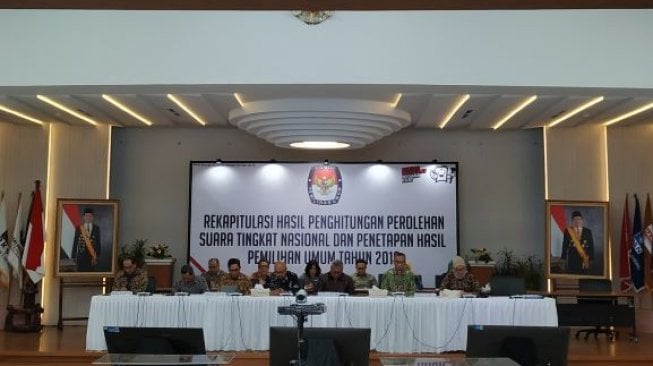 Rapat rekapitulasi hasil penghitungan perolehan suara tingkat nasional tingkat nasional di Kantor KPU, Minggu (12/5/2019) (sumber: suara.com)
