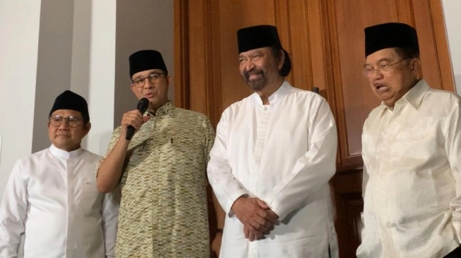 Pasangan capres-cawapres nomor urut 1, Anies Baswedan dan Muhaimin Iskandar, berdiskusi dengan Ketua Umum Partai NasDem, Surya Paloh dan Jusuf Kalla atau JK (sumber: suara.com)
