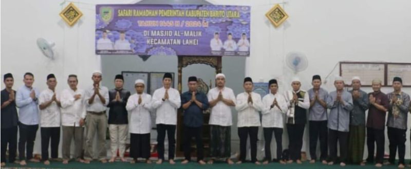 Pj Bupati Drs. Muhlis saat menghadiri Safari Ramadhan 1445 Hijriah, di masjid Al Malik kecamatan Lahei, Jumat (29/3/2024).Foto:Delia/1tulah.com

