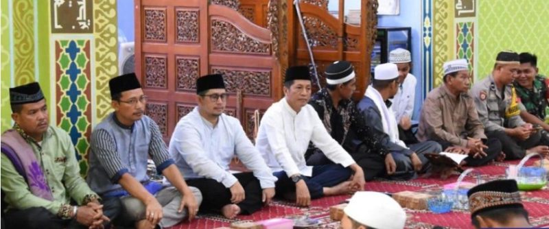 Safari Ramadhan 1445H Pemerintah Kabupaten Barito Utara terus berlanjut. Kali ini dilaksanakan di Masjid Al-Falah Desa Nihan Hulu kematan Lahei Barat, Jumat (22/3/2024). Foto:Delia/1tulah.com