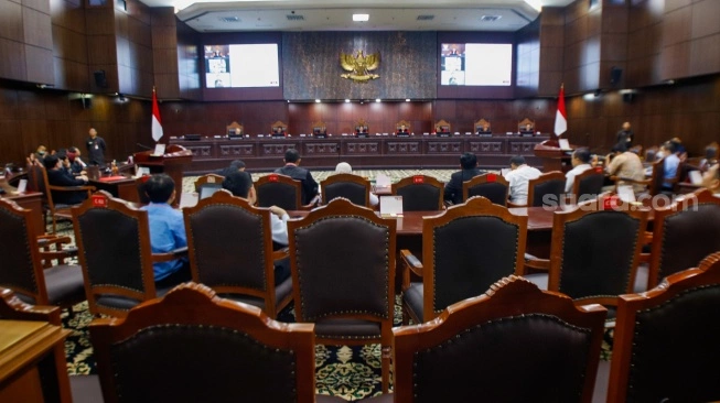 Suasana jalannya sidang putusan uji formil putusan nomor 90 di Mahkamah Konstitusi, Jakarta, Selasa (16/1/2024).  (sumber: suara.com)