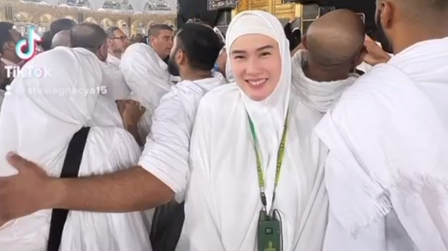 Potret Anggun Stevie Agnecya Jalani Ibadah Umroh (sumber: suara.com)