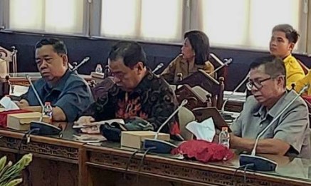 Wakil Ketua Komisi II DPRD Kalteng, Sudarsono (kanan) ketika mengikuti rapat internal Pansus DPRD Kalteng.Foto:Istimewa